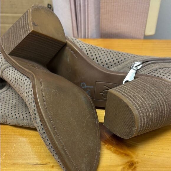 DV by Dolce Vita Khaki Ankle Booties with Chunky Heel - Stacked Heeled Boots 7.5 - Picture 8 of 9